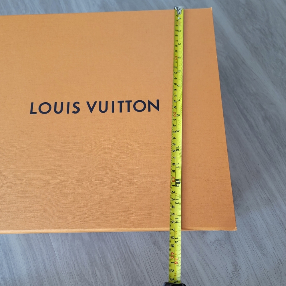Authentic Large Louis Vuitton box pull - Picture 4 of 7